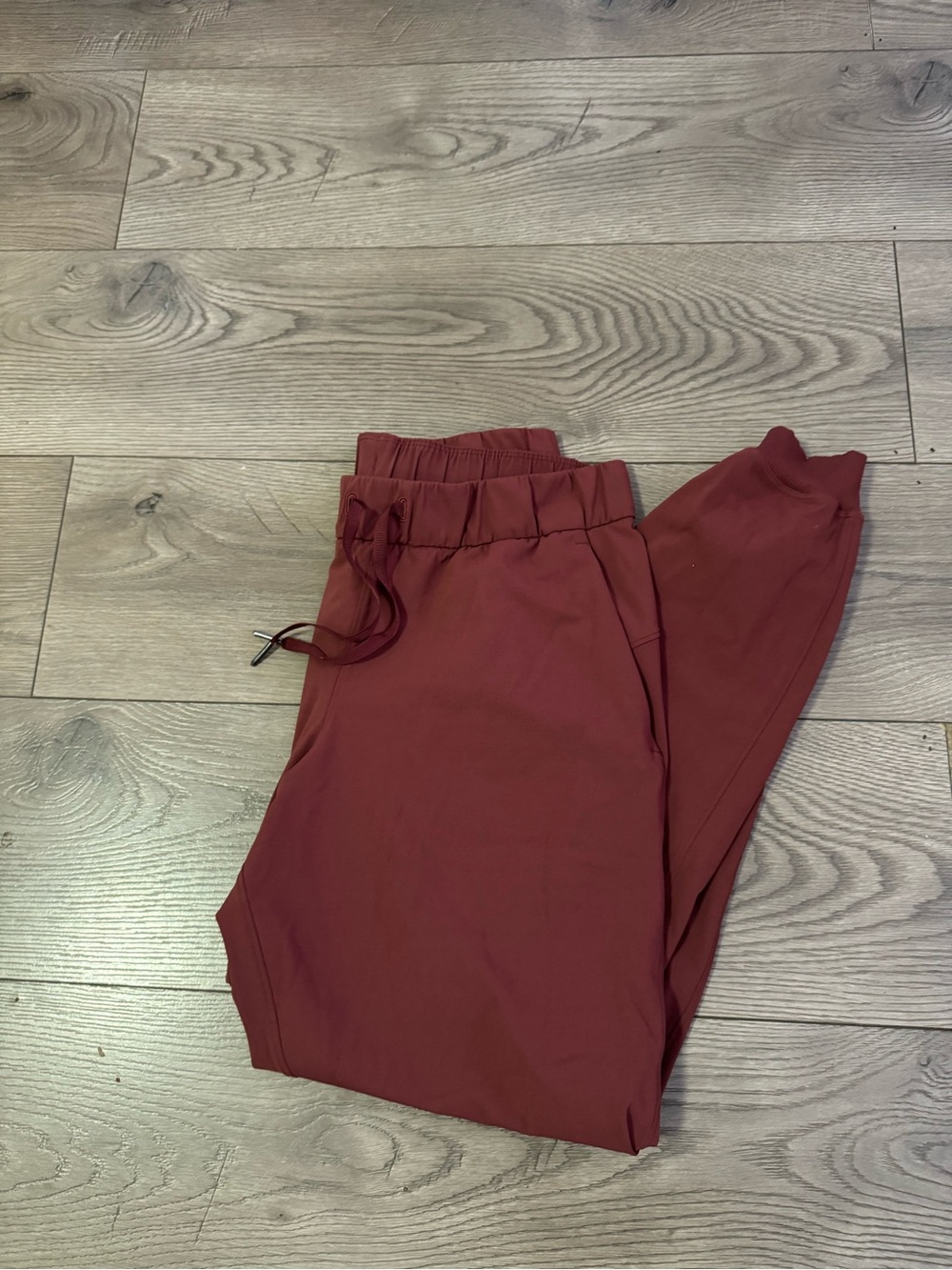 Lululemon Women’s Red Drawstring Jogger Pants in Burgundy Size 8 Inseam 28” EUC